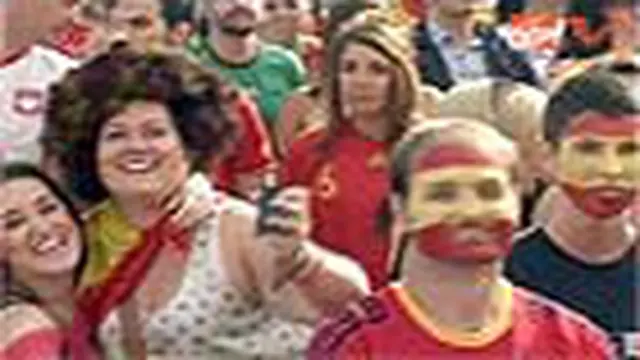 Pendukung Italia dan Spanyol Bersuka Cita