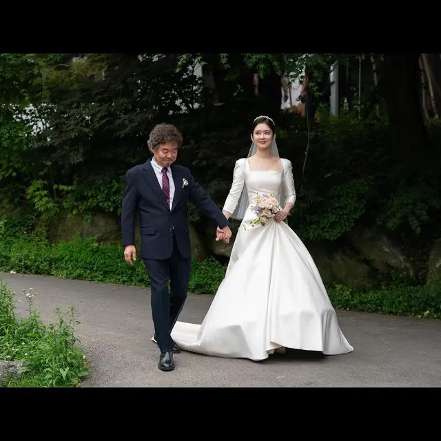 Potret Cantik Jang Nara Menikah Kenakan Gaun Satin Polos Layaknya Pernikahan di Drama Korea