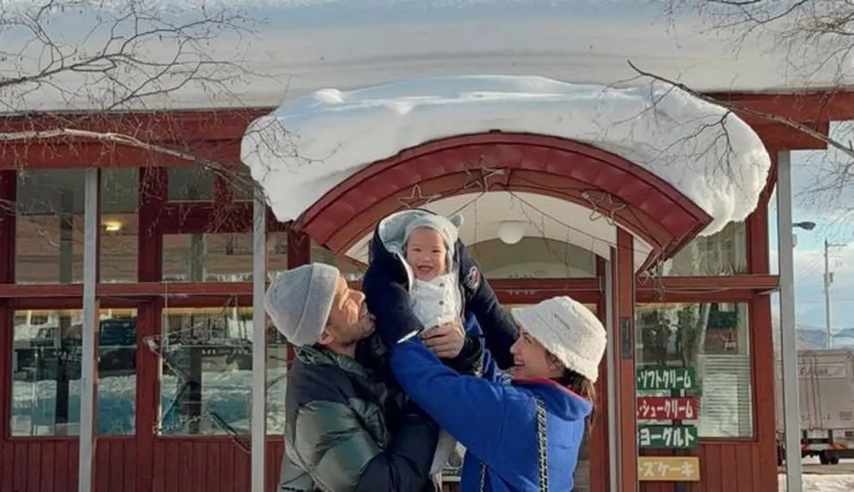 Potret Jessica Mila Menikmati Salju Bersama Kyarra dan Yakup Hasibuan (credit: instagram/jscmila)
