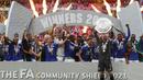Leicester City berhasil mengangkat trofi Community Shield 2021 setelah berhasil menundukkan juara Liga Inggris musim lalu, Manchester City. The Foxes mampu unggul tipis walapun kekuatan permainan hampir seimbang selama 90 menit. (Foto: AFP/Adrian Dennis)