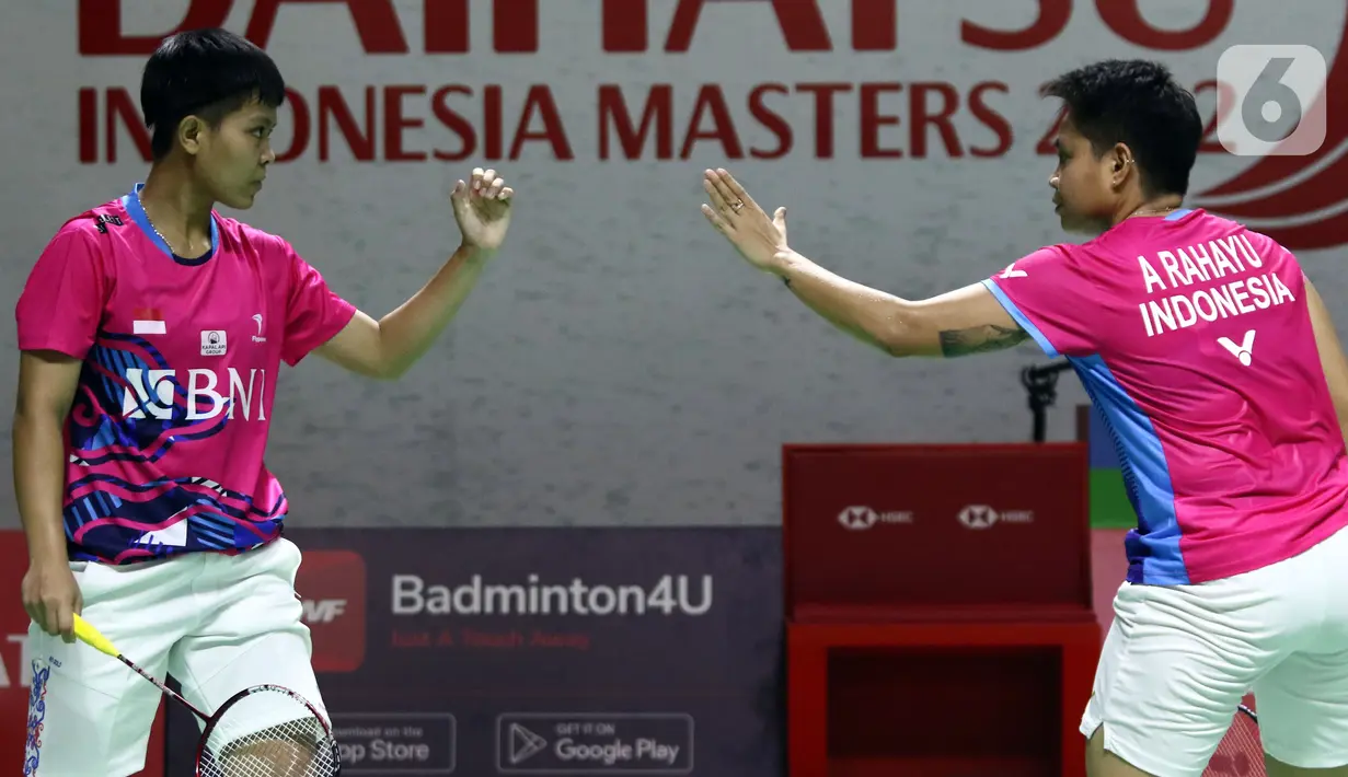 Pebulu tangkis ganda putri Indonesia, Apriyani Rahayu/Siti Fadia Silva Ramadhanti saat bertanding melawan Lee So Hee/Shin Seung Chan (Korea) pada Perempat Final Indonesia Masters 2022 di Istora Senayan, Jakarta, Jumat (10/6/2022). Apriyani/Siti Fadia unggul dan melaju ke babak berikutnya. (Liputan6.com/Helmi Fithriansyah)