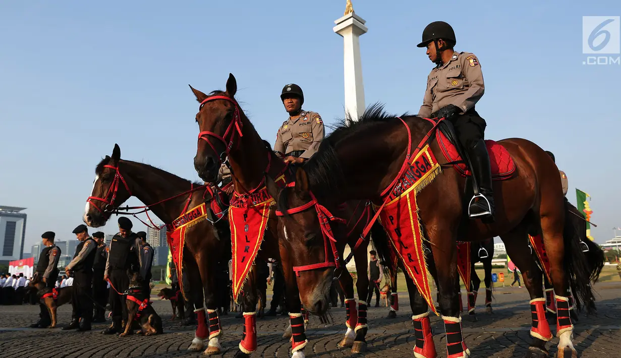 Satuan polisi berkuda mengikuti apel gabungan Penyelenggara Pemilu 2019 di Lapangan Monas, Jakarta, Selasa (18/9). Apel Mantap Brata 2018 ini dihadiri Kapolri Jenderal Tito Karnavian dan Panglima TNI Marsekal Hadi Tjahjanto. (Merdeka.com/Imam Buhori)