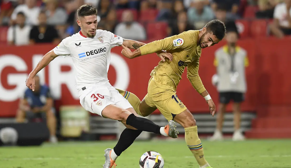 Kemenangan ini membuat Barcelona kini berada di posisi kedua klasemen La Liga dengan 10 poin. Sementara, Sevilla harus menerima kenyataan berada di posisi ke-15 dengan satu poin dari empat laga. (AP/Jose Breton)