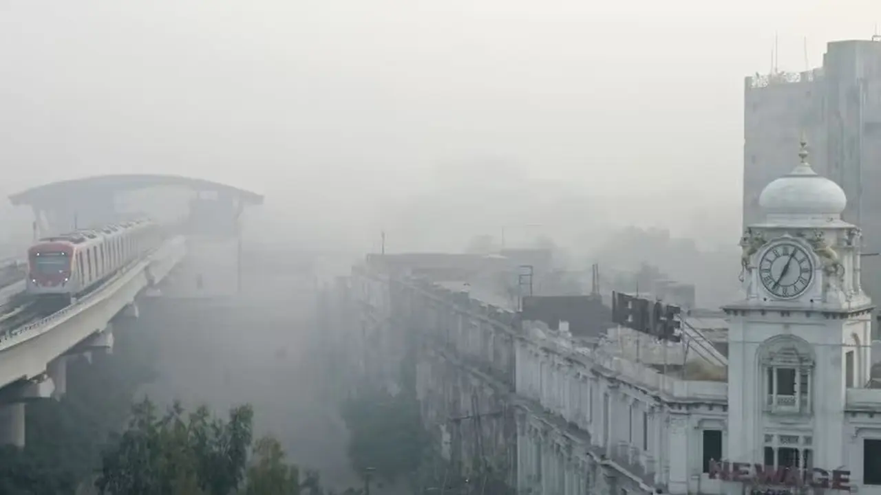 Kondisi kabut asap di Lahore, Pakistan, pada Minggu (3/11/2024).