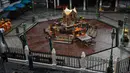 Seorang pria berdoa di luar gerbang Kuil Erawan pada hari pertama penguncian COVID-19 yang lebih ketat di Bangkok, Senin (12/7/2021).  Thailand menerapkan lockdown untuk menekan laju penyebaran virus corona pada Senin, 12 Juli 2021 di Bangkok dan provinsi sekitarnya. (Lillian SUWANRUMPHA/AFP)