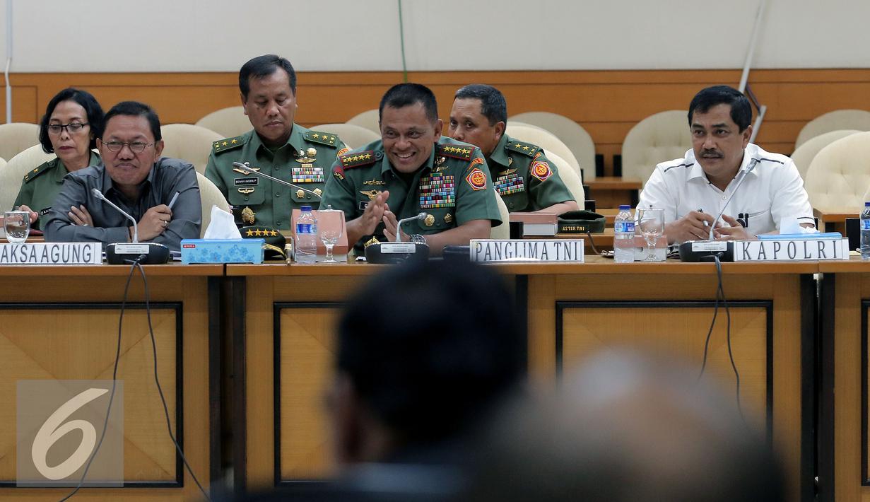 Panglima TNI Jenderal Gatot Nurmantyo (tengah) mengikuti Rapat Dengar Pendapat Umum (RDPU) dengan Panitia Khusus (Pansus) RUU Pemilu di Gedung Nusantara II, Kompleks Parlemen Senayan, Jakarta Pusat, Selasa (13/12). (Liputan6.com/JohanTallo)