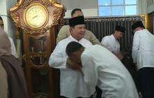 Usai Salat Idulfitri, Prabowo Halal Bihalal dengan Warga di Aceh Tamiang dan Bagikan Bingkisan