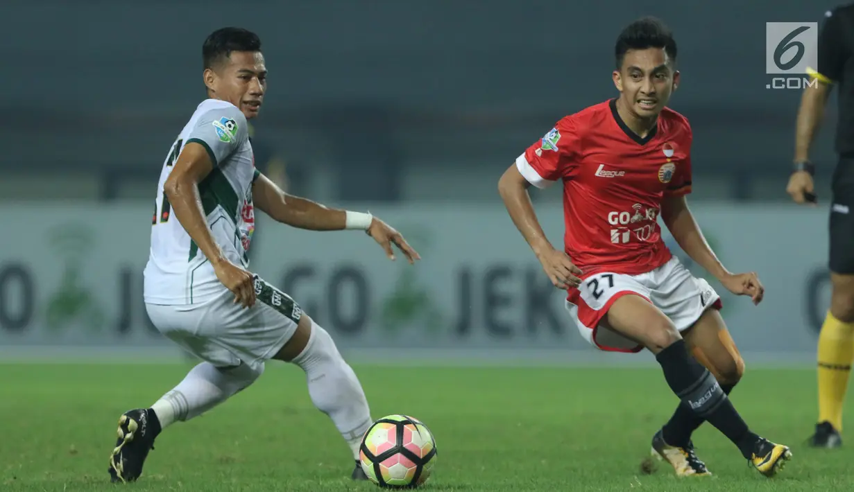 Penyerang PS TNI, Ahmad Nufiandani (kiri) berebut bola dengan pemain Persija, Fitra Ridwan pada lanjutan Liga 1 Indonesia di Stadion Patriot Candrabhaga, Bekasi, Sabtu (30/9). Persija menang 4-1. (Liputan6.com/Helmi Fithriansyah)