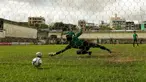 Kiper Timnas Indonesia U-19 saat melakukan sesi latihan di Stadion Padonmar, Yangon, Jumat (9/9). Dalam sesi latihan, skuad Garuda Nusantara digenjot untuk transisi pemain dan melepas tembakan jarak jauh. (Liputan6.com/Yoppy Renato)