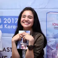 Suasana launching buku London Love Story 2 begitu meriah. Acara yang berlangsung di Karawang Jawa Barat itu disambut antusias oleh masyarakat Karawang. Teriakan histeris remaja putrid ketika melihat idolanya. (Nurwahyunan/Bintang.com)