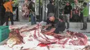 Petugas memotong dan membersihkan daging sapi kurban di Masjid Sunda Kelapa, Jakarta, Rabu (27/5/2026). (merdeka.com/Arie Basuki)