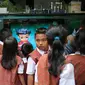 Sejumlah siswa melihat laboratorium keliling milik BPOM saat melakukan sidak untuk mengetahui kandungan makanan berbahaya pada jajanan anak-anak di SDN 15 Rawamangun, Jakarta, Senin (13/4/2015). (Liutan6.com/Faizal Fanani)