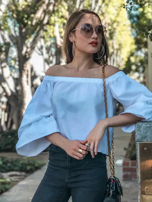 "Pusing ngeliatnya cantik bgt hadeh," tulis rosesmercy.asg dalam kolom komentar yang komentarnya disukai oleh 15 warganet lain. (instagram/claurakiehl)