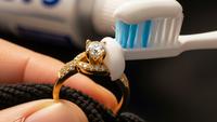 Membersihkan Emas Pakai Pasta Gigi, Aman atau Berisiko? Ini Penjelasannya