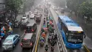 Sejumlah kendaraan pribadi memasuki jalur Busway di Jalan Mampang Prapatan, Jakarta, Selasa (11/10). Meski disterilkan, pengedara pribadi tetap nekat memasuki jalur bus Transjakarta untuk menghindari kemacetan. (Liputan6.com/Yoppy Renato)