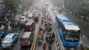 Sejumlah kendaraan pribadi memasuki jalur Busway di Jalan Mampang Prapatan, Jakarta, Selasa (11/10). Meski disterilkan, pengedara pribadi tetap nekat memasuki jalur bus Transjakarta untuk menghindari kemacetan. (Liputan6.com/Yoppy Renato)