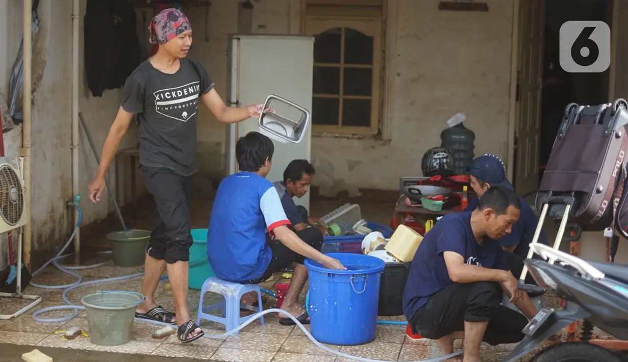 Warga membersihkan perabotan rumah tangga yang sebelumnya terendam banjir di kawasan Cipinang Muara, Jakarta, Rabu (26/2/2020). Banjir dari luapan Sungai Kalimalang tersebut menyebabkan warga harus bekerja ekstra untuk membersihkan perabotan serta lumpur dan sampah. (Liputan6.com/Immanuel Antonius)