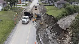Tanah longsor besar yang disebabkan oleh hujan lebat memotong jalan raya 170 antara Saguenay, Quebec, dan Saint-Simeon. (Jacques Boissinot/The Canadian Press via AP)