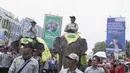 Gajah-gajah turut meramaikan rangkaian acara pawai obor Asian Games XVIII di Lampung, Rabu (8/8/2018). Sebanyak 53 kota di Indonesia akan dilalui oleh obor Asian Games. (Bola.com/Reza Bachtiar)