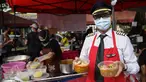 Mantan pilot Azrin Mohamad Zawawi menunjukkan mie laksa kari di warung makannya di Subang Jaya, Malaysia, Rabu (4/11/2020). Kapten Azrin, mantan pilot maskapai Malindo itu bersama 2.200 karyawan lainnya kehilangan pekerjaan usai di-PHK pada akhir Oktober akibat virus corona. (AP Photo/Vincent Thian)