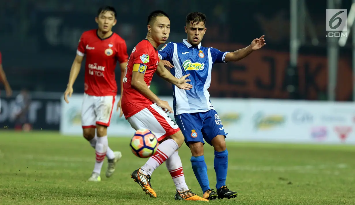 Bek Persija, Arthur Irawan (tengah) menahan pergerakan pemain RCD Espanyol pada laga persahabatan di Stadion Patriot Candrabhaga, Bekasi, Rabu (19/7). Persija kalah telak dari RCD Espanyol 0-7. (Liputan6.com/Helmi Fithriansyah) 