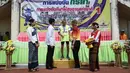 Seorang pria berusia 98 tahun, Sawang Janpram menerima medali usai memenangkan pertandingan Elderly Games nasional di Thailand (25/4). (AFP/Lillian Suwanrumpha)