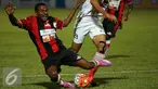 Pemain Persipura jatuh terjegal bek Persija, M Rezaldi Hehanusa di laga perdana Torabika Soccer Championship presented by IM3 Ooredoo di Stadion Mandala Jayapura, Papua, Jumat (29/4/2016).Kedua tim bermain imbang 1-1. (Liputan6.com/Helmi Fithriansyah)