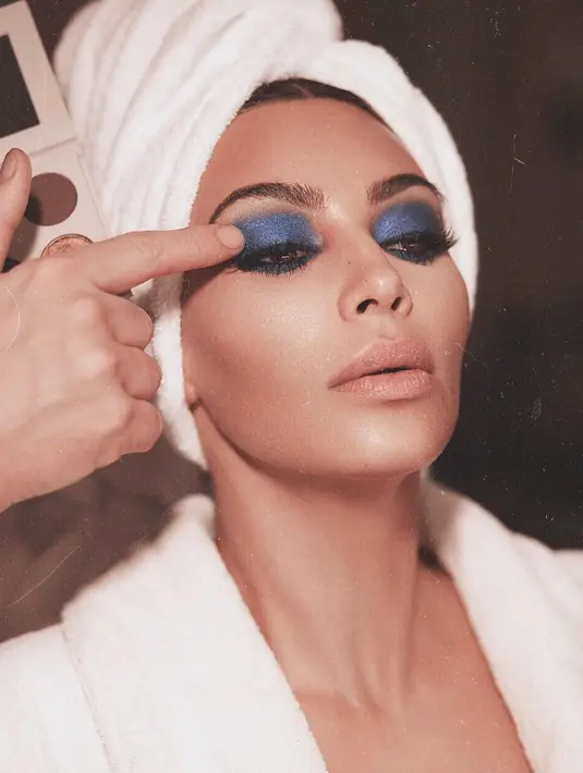 Tentu saja uang sebanyak itu ia dapatkan dari berbagai macam bisnis, mulai dari makeup dan juga reality show. (instagram/kimkardashian)