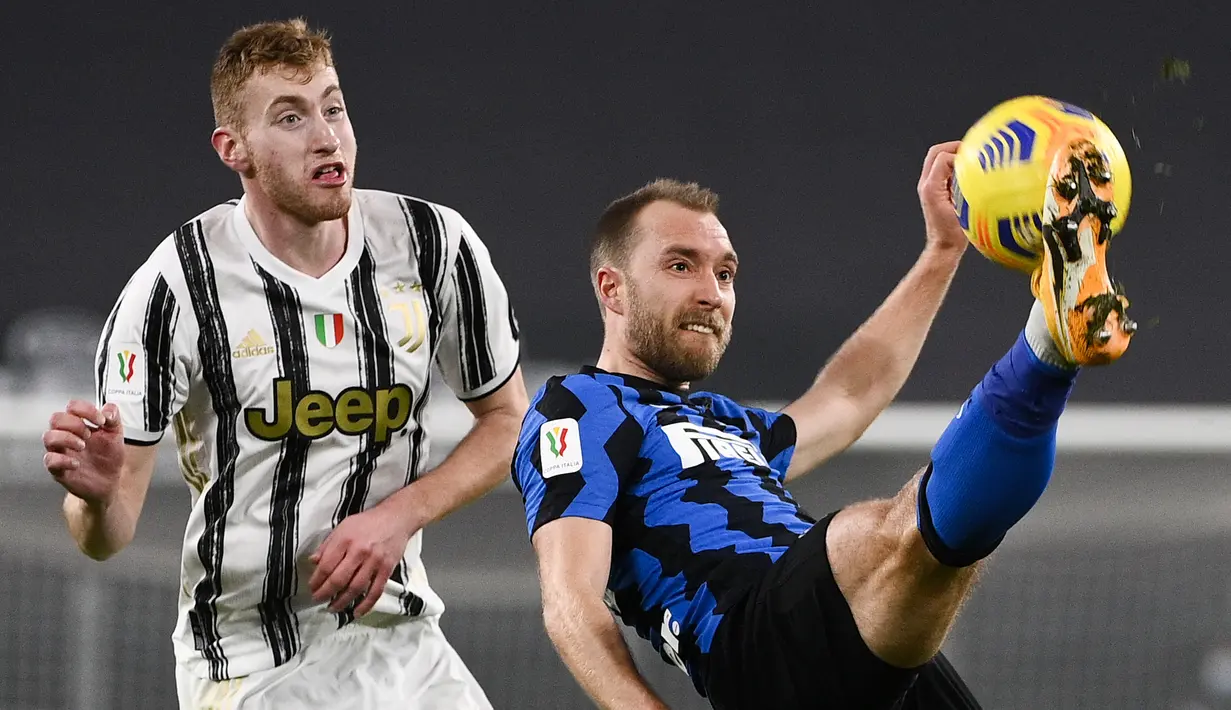 Gelandang Inter Milan, Christian Eriksen mengontrol bola dari kawalan penyerang Juventus, Dejan Kulusevski pada leg kedua babak semifinal Coppa Italia di Turin Allianz Stadium, Italia, Rabu (10/2/2021).  Juventus bermain imbang atas Inter Milan 0-0. (Marco Alpozzi/LaPresse via AP)