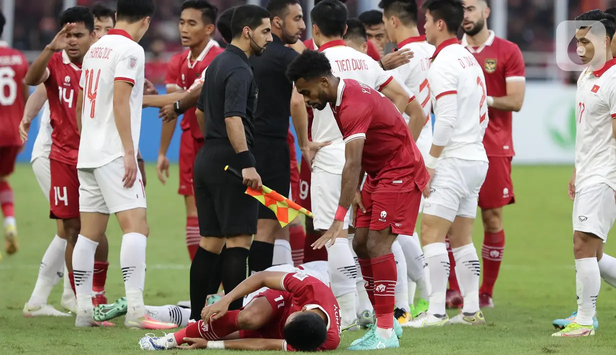 Pemain depan timnas Indonesia, Dendy Sulistyawan terkapar usai ditekel pemain Vietnam pada laga kandang semifinal Piala AFF 2022 melawan Vietnam di Stadion Utama Gelora Bung Karno, Jakarta, Jumat (6/1/2023). Laga berlangsung ketat, kedua tim saling adu serang. Laga berakhir imbang 0-0. (Liputan6.com/Helmi Fithriansyah)