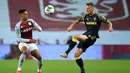 Gelandang Aston Villa, Jacob Ramsey, berebut bola dengan bek Stoke City, Josh Tymon, pada laga Piala Liga Inggris di Stoke City, Jumat (2/10/2020) dini hari WIB. Aston Villa kalah 0-1 atas Stoke City. (AFP/Peter Powell/pool)