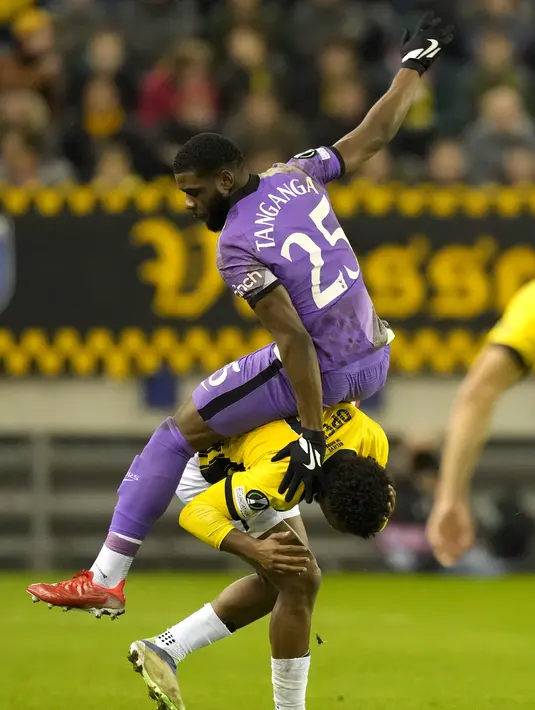 Bek Tottenham Hotspur, Japhet Tanganga jatuh di atas penyerang Vitesse Arnhem, Lois Openda saat bersaing pada matchday ketiga Grup G Europa Conference League 2021/2022 di Stadion Gelredome, Kamis (21/10/2021) malam WIB. Tottenham menelan kekalahan 0-1 di markas Vitesse Arnhem (AP Photo/Peter Dejong)