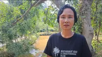 Teguh Santika atau yang lebih dikenal dengan nama Bi Teguh merupakan satu dari sedikit perempuan di Indonesia, yang mau mengabdikan hidupnya untuk kelestarian hutan. (Liputan6.com/ Dok Ist)