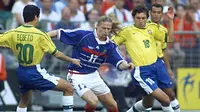 Emmanuel Petit. Eks gelandang bertahan Prancis yang telah pensiun pada Juli 2004 bersama Chelsea ini tercatat pernah berseragam Arsenal selama 3 musim mulai 1997/1998 hingga 1999/2000. Pada Piala Dunia 1998 saat Prancis menjadi tuan rumah, ia menjadi bagian dalam skuad Les Bleus meraih gelar juara usai mengalahkan Brasil 3-0 di partai final. Ia berhasil menyumbang 1 gol dan 1 assist dalam laga final tersebut. (AFP/Patrick Hertzog)