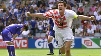 Gol kedua Davor Suker di Piala Dunia 1998 dicetak saat Kroasia menang tipis 1-0 atas Jepang di matchday kedua fase Grup H (20/6/1998). Gol dicetak lewat sepakan keras kaki kiri yang menjadi spesialisasinya di meit ke-77. Kemenangan 1-0 atas Jepang memastikan Kroasia lolos ke babak 16 besar karena telah mengantongi dua kali kemenangan dan di matchday ketiga harus berjibaku dengan Argentina untuk memeperebutkan posisi juara Grup H. (AFP/Jacques Demarthon)