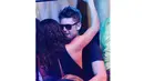 Michelle Rodriguez pun berbalas bisik kepada sang kekasih Zac Efron sambil memegang balok besi di sebuah club, Billionaire Porto Cervo, Sardinia, Italia. (9/7/14) (TMZ.com)