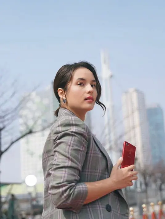 <p>Tartan blazer dapat menunjukkan sisi karismatikmu ketika memakainya.&nbsp;(instagram/chealseaislan)</p>