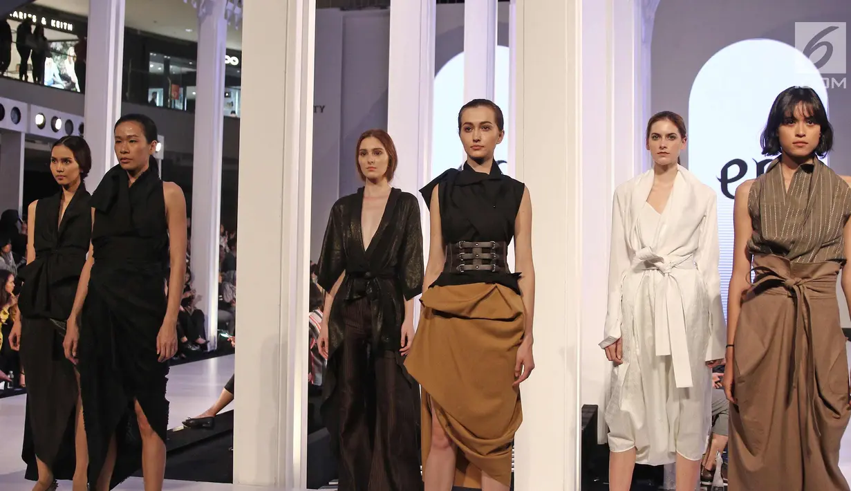 Model memperagakan busana karya perancang Eri bertajuk Runway Hits dalam Fashion Nation 2018 di Senayan City, Jakarta, Sabtu (21/4/). Puncak acara Fashion Nation 2018 menghadirkan mengangkat tema I.AM.NOW. (Liputan6.com/Herman Zakharia)