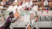Pemain Venezia, Jay Idzes, berebut bola dengan pemain Torino, Duvan Zapata pada laga pekan ketiga Serie A 2024/2025 di Stadion Pier Luigi Penzo, Sabtu (31/8/2024). (Marco Alpozzi/LaPresse via AP)