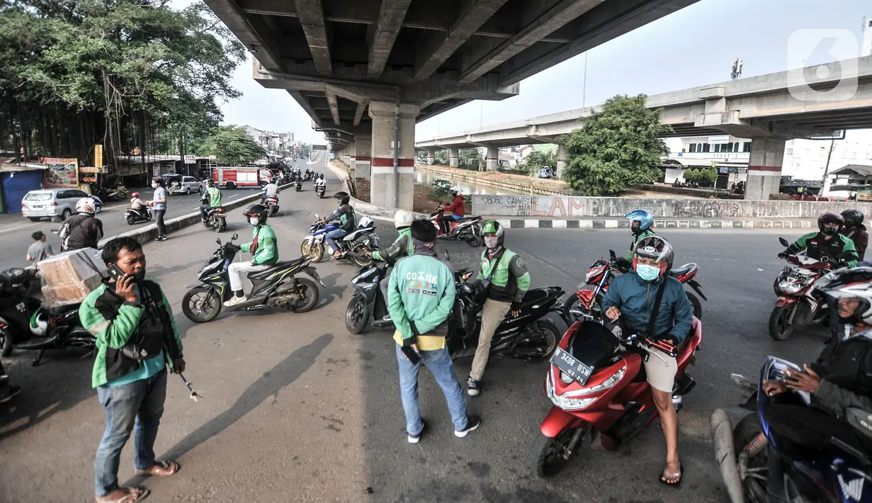 Pengendara motor memarkir kendaraannya saat penyekatan PPKM Darurat di kawasan Lampiri, Kalimalang, Jakarta, Senin (5/7/2021). Petugas gabungan mengerahkan kendaraan taktis milik TNI dan Polri untuk menutup Jalan Raya Kalimalang. (merdeka.com/Iqbal S. Nugroho)