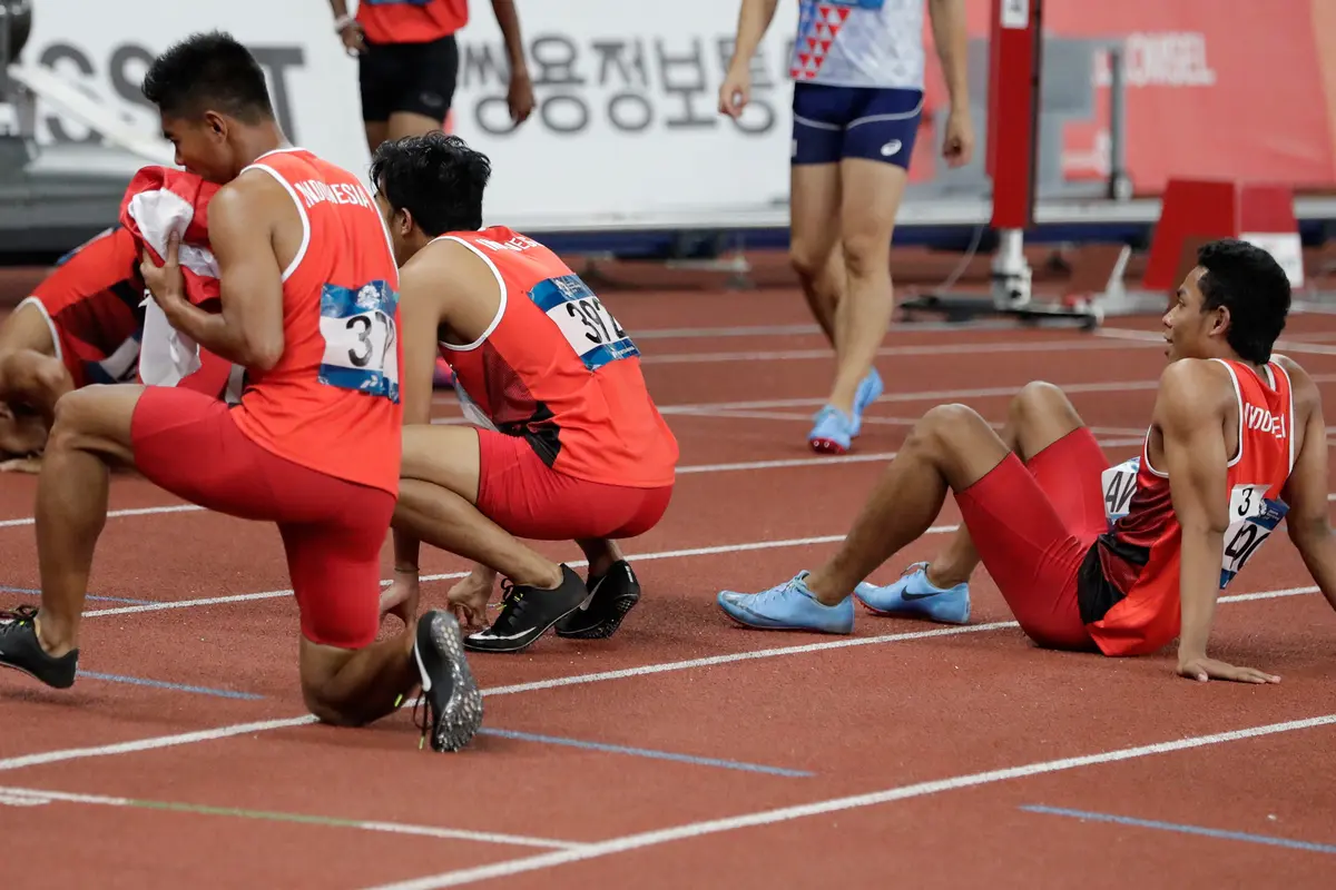 Sujud Syukur Zohri dan Tim Estafet Rebut Perak Lari 4x100m