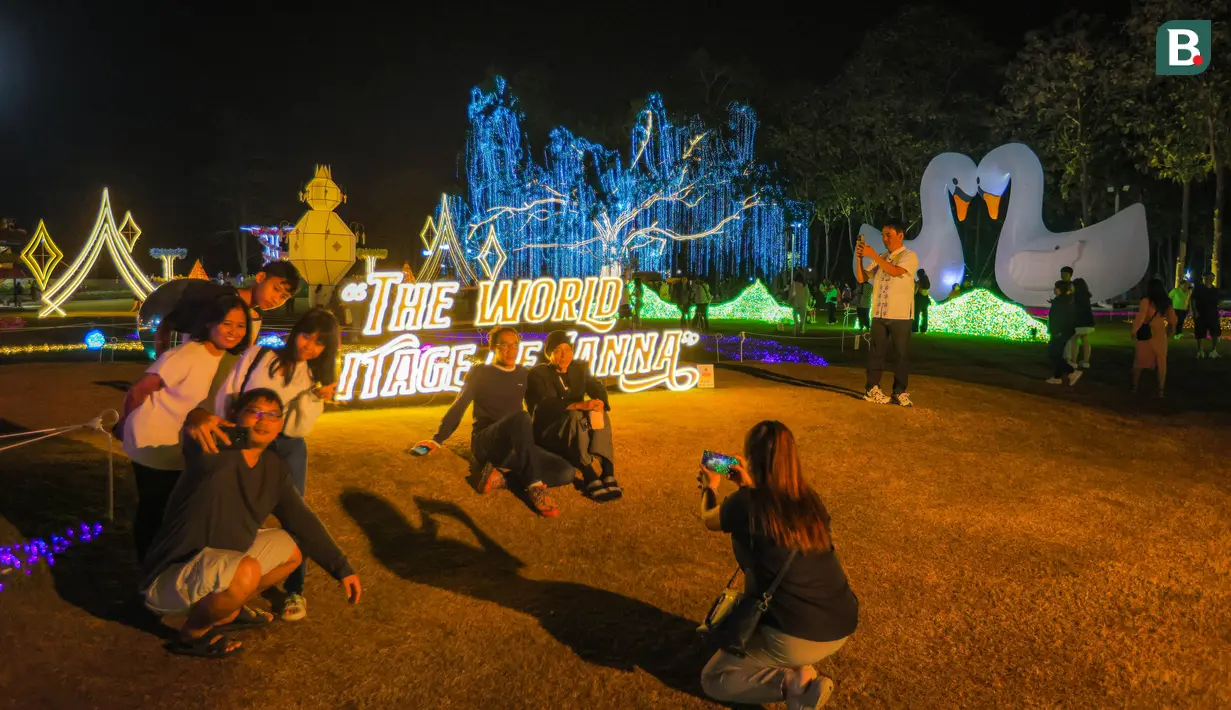 Para pengunjung yang hadir sedang berfoto di icon Charming Chiang Mai Flower Festival pada Kamis (11/12/2025). (Bola.com/Bagaskara Lazuardi)