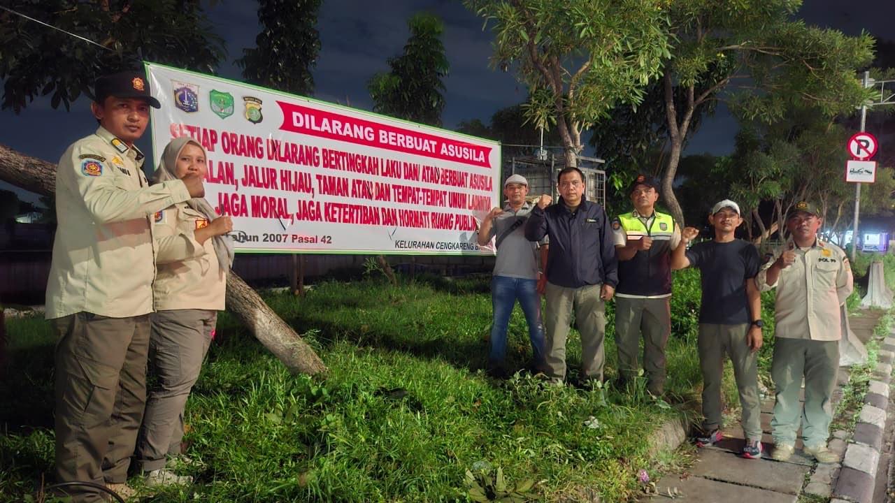 Satpol PP DKI Amankan Dua Pria Diduga Terlibat Prostitusi Sesama Jenis di Taman Daan Mogot Jakbar