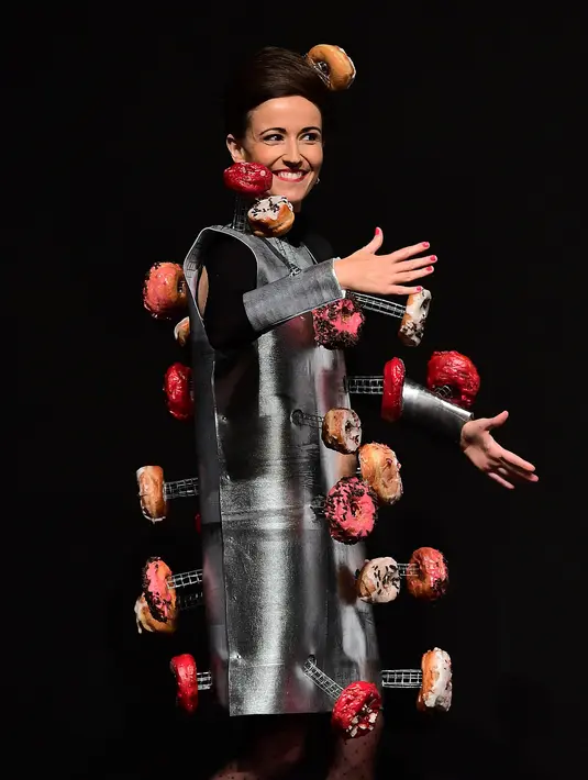 Seorang model berpose di atas catwalk menggunakan busana berbahan cokelat pada festival cokelat "Salon du Chocolat" di Ibu Kota Belgia, Brussels, Kamis (9/2). (AFP PHOTO/Emmanuel DUNAND)