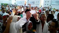 Menteri Agama Lukman Hakim diajak selfie jemaah calon haji Indonesia di Bandara King Abdul Aziz, Jeddah, Arab Saudi. (Liputan6.com/Muhamad Ali)