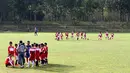 Anak-anak usia yang tergabung dalam Imran Soccer Academy (ISA) berlatih di Lapangan Kampus Trisakti, Ciangsana, Gunung Putri, Bogor. (Bolacom/Arief Bagus)
