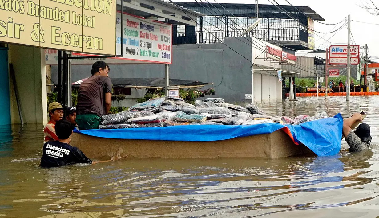 Warga mengevakuasi barang-barangnya saat banjir melanda Perumahan Total Persada, Periuk, Kota Tangerang, Selasa (4/2/2020). Banjir akibat tanggul kali Ledug jebol membuat ratusan rumah di Total Persada terendam banjir hingga mencapai 3,5 meter. (merdeka.com/Arie Basuki)