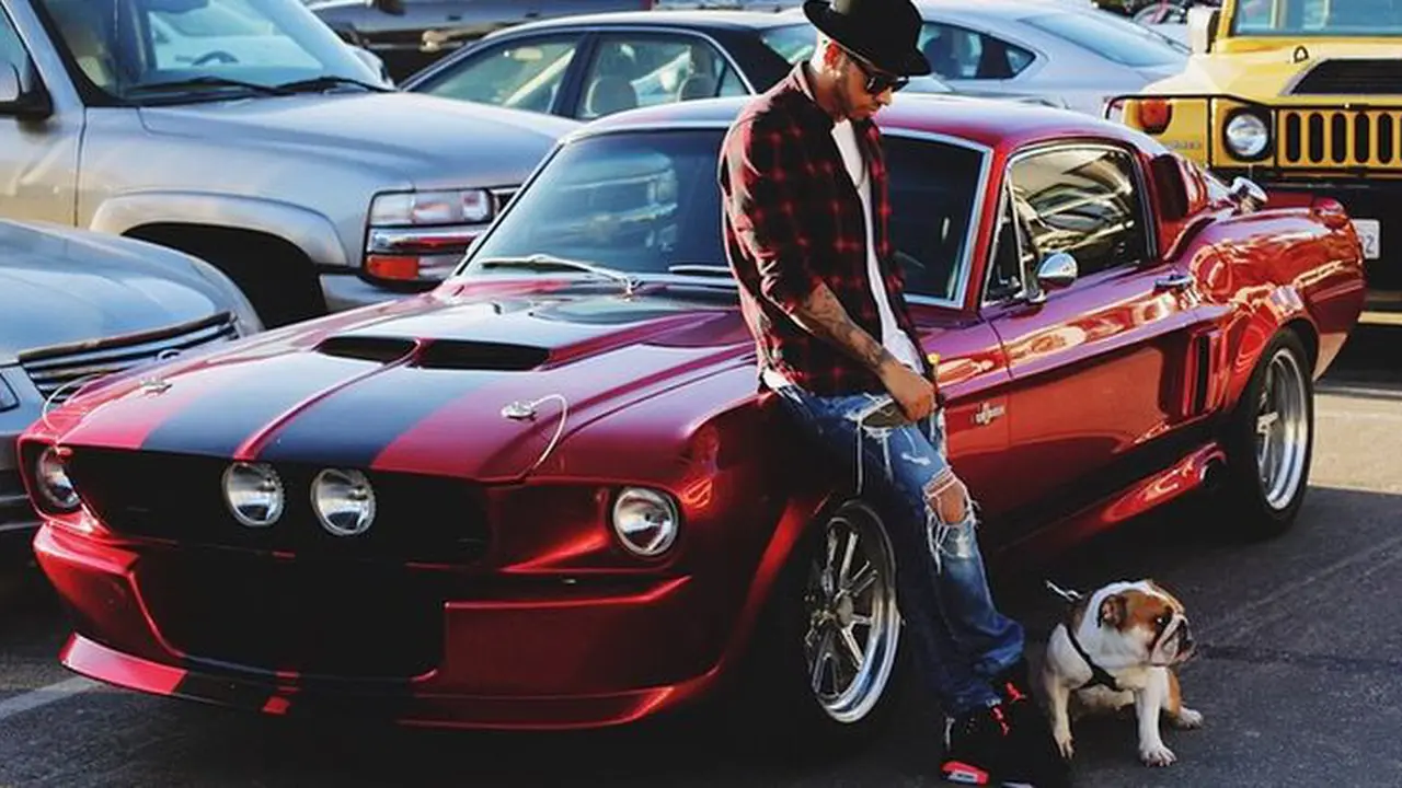 Jalan-jalan Sore, Hamilton Tunggangi Replika Muscle Car Langka