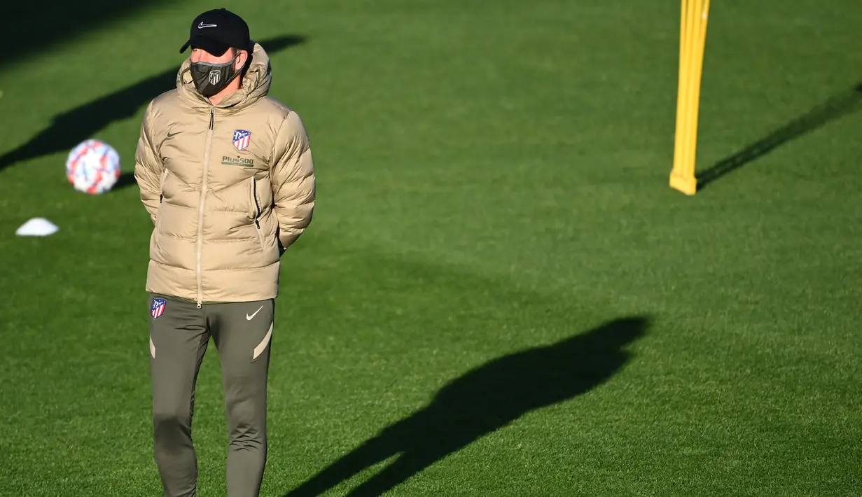 Pelatih Atletico Madrid, Diego Simeone melihat para pemainnya mengikuti latihan tim di Majadahonda, pinggiran Madrid, Spanyol, Senin (26/10/2020). Atletico Madrid akan bertanding melawan Salzburg pada grup A Liga Champions. (AFP/Gabriel Bouys)