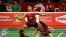 Ganda campuran Indonesia, Debby Susanto/Praveen Jordan saat laga melawan Joachim F Nielsen/Christina Pedersen di Total BWF World Championships 2015, Jakarta, Kamis (13/8/2015). Jordan/Debby unggul 22-20, 19-21, 23-21. (Liputan6.com/Helmi Fithriansyah)